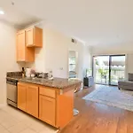 Downtown Los Angeles 1 Bedroom Apt With Pool, Gym And Free Parking